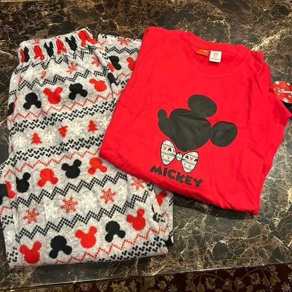DISNEY CHRISTMAS pajamas - Picture 1 of 4